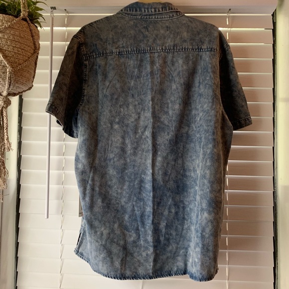 NWT Men’s F21 Denim Button Down - Picture 6 of 6